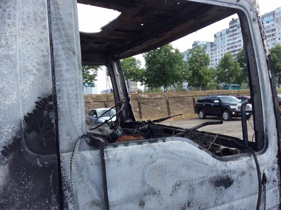 В Киеве недовольные демонтажем МАФов сожгли эвакуатор 