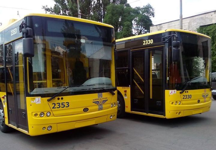 В Киеве троллейбусы украсили скромной "вышиванкой": фотофакт