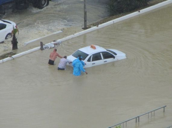 У Сочі справжня повінь, затоплений аеропорт: фоторепортаж