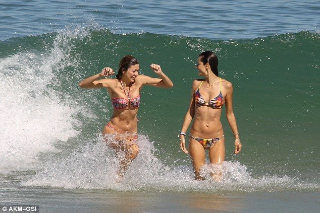  34-річна Алессандра Амбросіо викликала фурор на пляжі в Бразилії