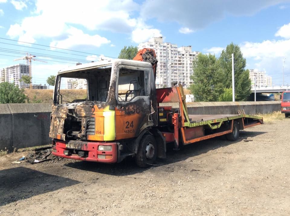 У Києві незадоволені демонтажем МАФів спалили евакуатор 