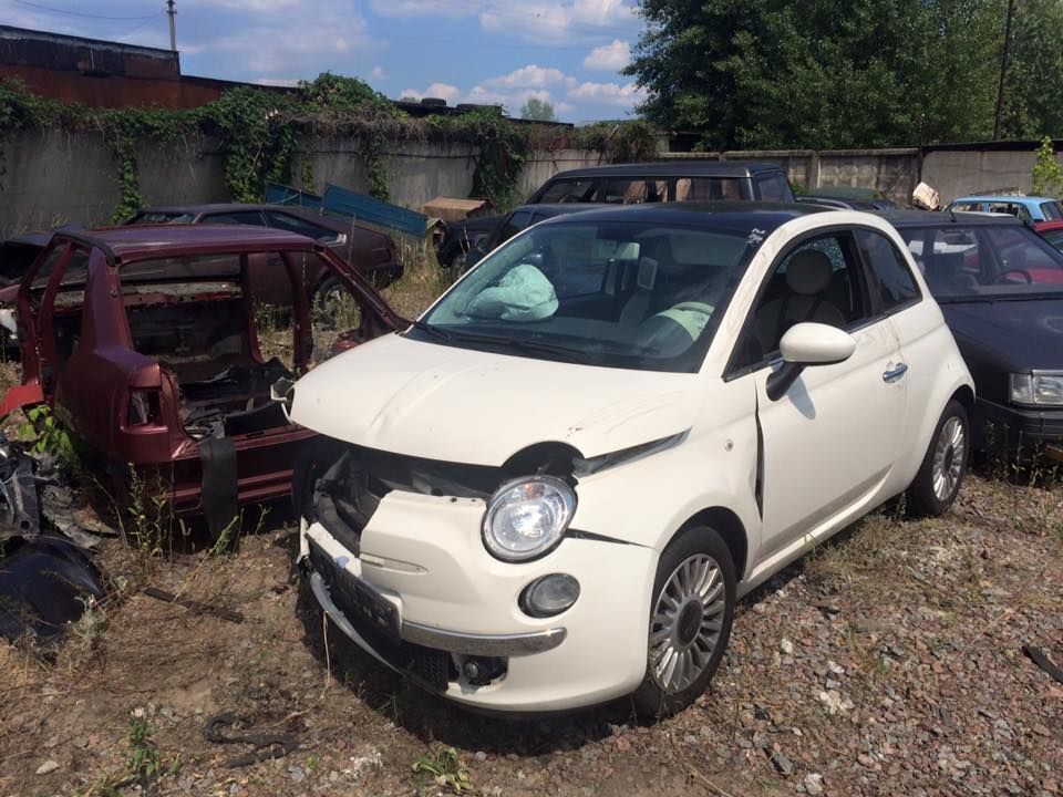 У Києві невідомі розбили автомобіль співака Козловського