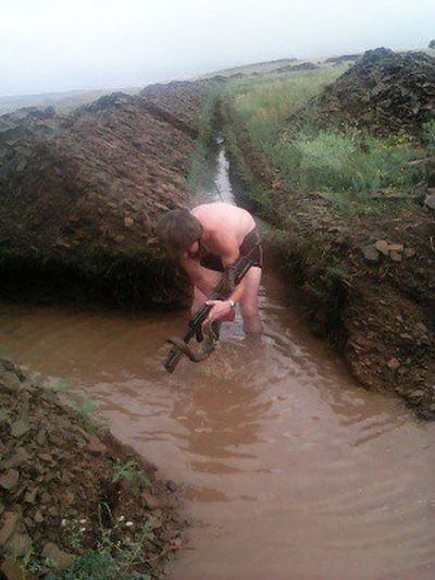 Бойцы АТО искупались в затопленных ливнем окопах: опубликованы фото