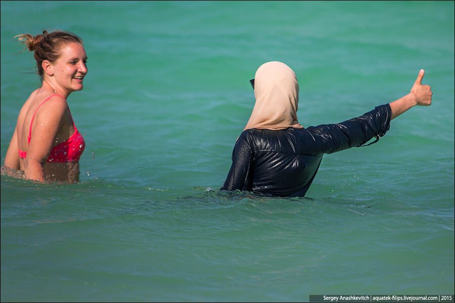 Как купаются в море мусульманки