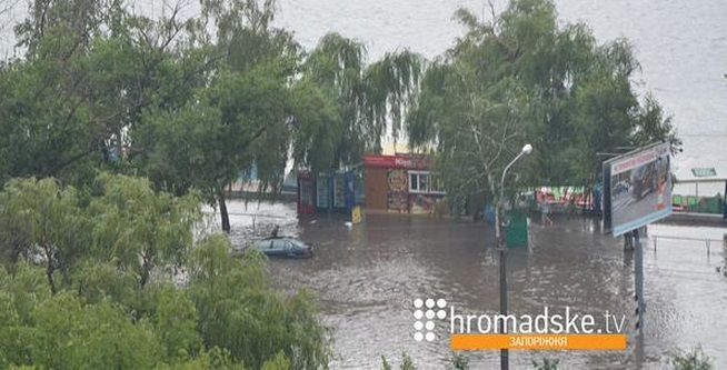 На Запоріжжя обрушилася злива: машини і люди плавають по дорогах. Фотофакт