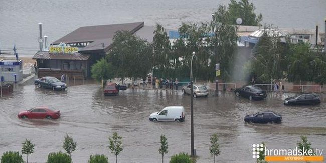 На Запорожье обрушился ливень: машины и люди плавают по дорогам. Фотофакт