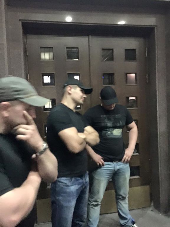 В Киеве "минировали" ЦИК, возле здания засекли титушек