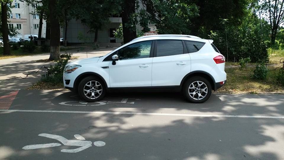В Киеве иномарки припарковались "как велосипеды": фотофакт