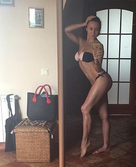 Спортивная красотка Нана из "Nikita" покорила соцсети полуголым шпагатом