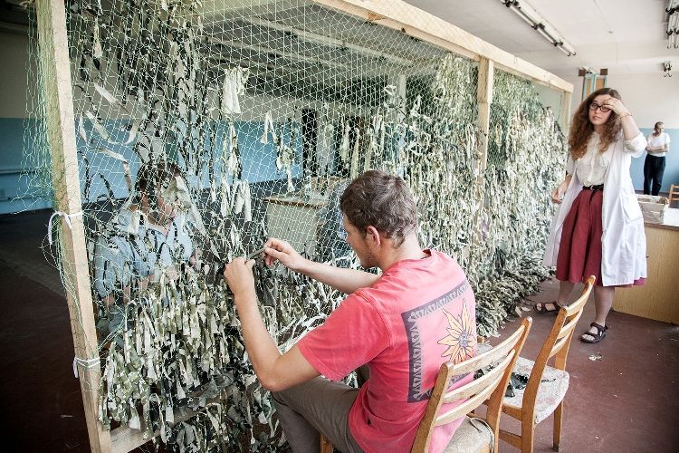 В Киеве пациенты психбольницы занялись плетением кикимор для АТО 
