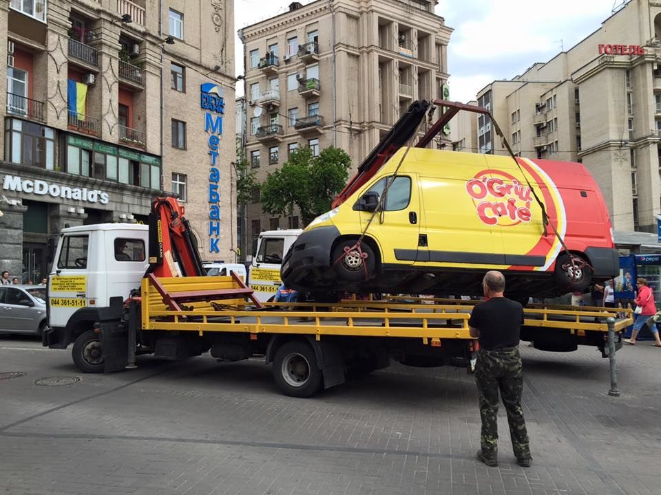 В Киеве начали демонтаж МАФов на колесах: увезли шаурма-мобиль