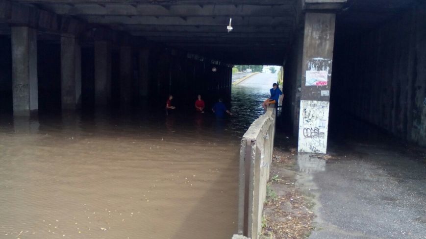 На Запоріжжя обрушилася злива: машини і люди плавають по дорогах. Фотофакт