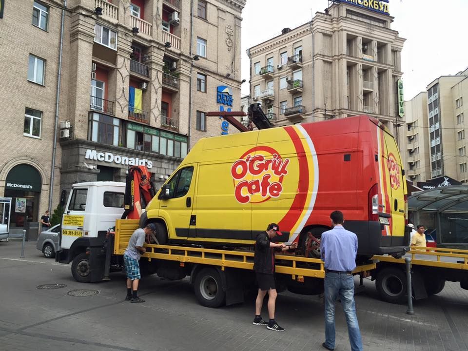 В Киеве начали демонтаж МАФов на колесах: увезли шаурма-мобиль