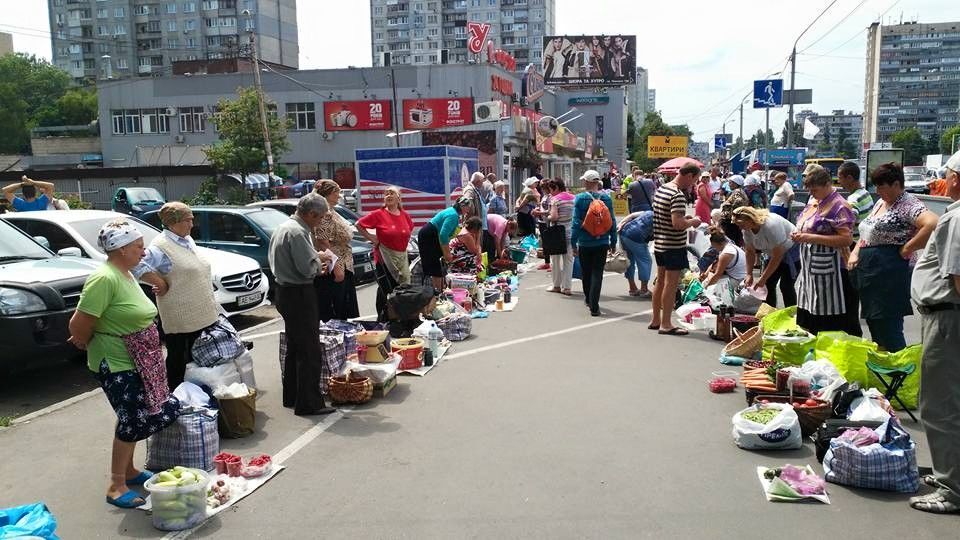В Киеве иномарки припарковались "как велосипеды": фотофакт