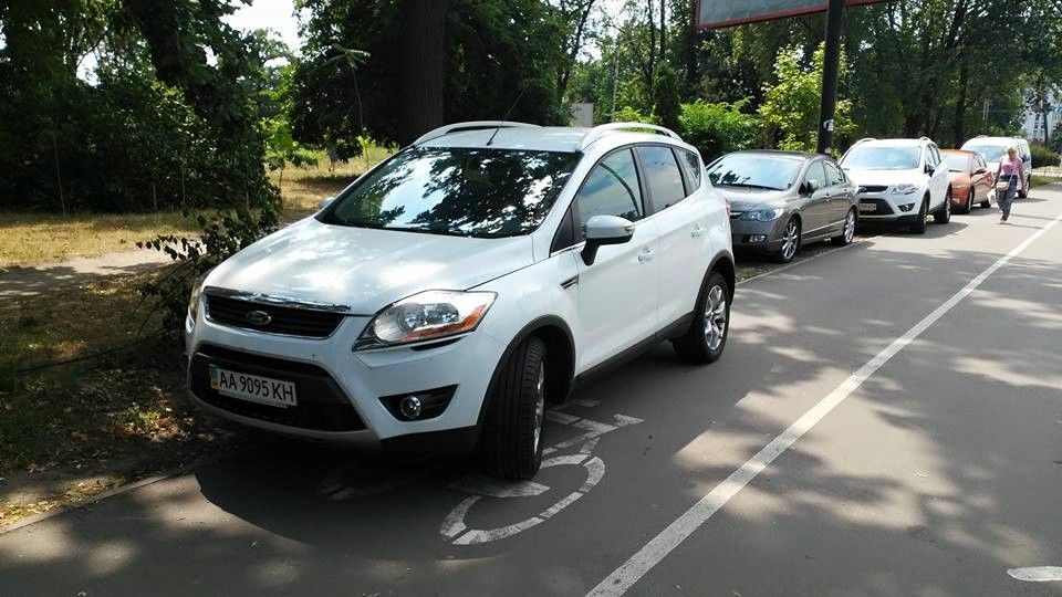 У Києві іномарки припаркувалися "як велосипеди": фотофакт