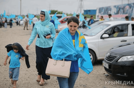 Проливний дощ зірвав провладне "шоу" в Криму: фотофакт