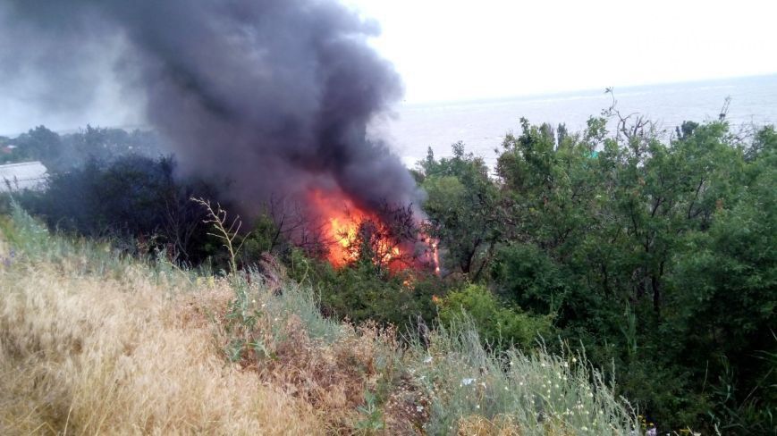 Під Маріуполем терористи розбомбили будинки мирних жителів: фоторепортаж