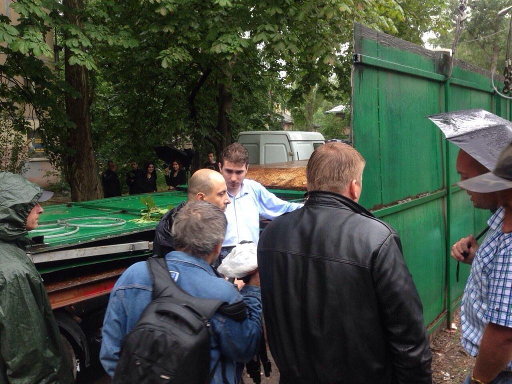 В Киеве застройщик с ружьем в руках "защищал" скандальный объект: фотофакт