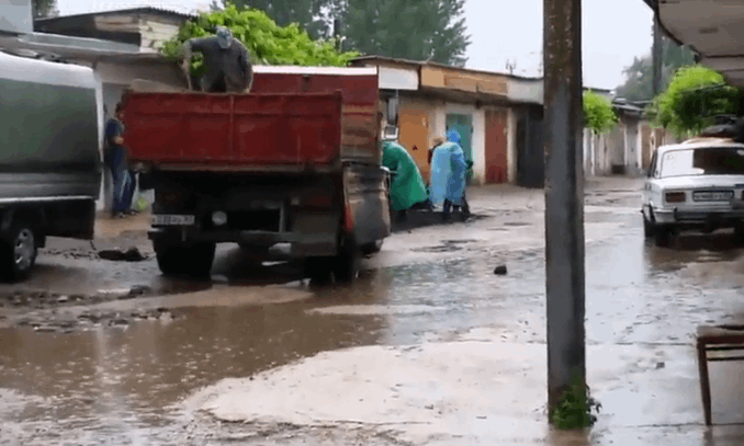 Нанотехнологии! В Крыму под проливным дождем укладывали асфальт