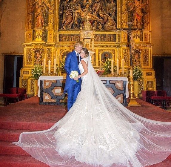 Полузащитник "Барселоны" показал яркие фото своей пышной свадьбы