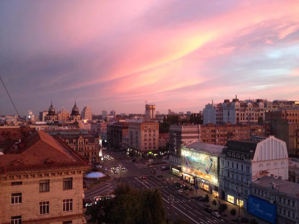 Невероятный закат в Киеве взорвал соцсети: фоторепортаж