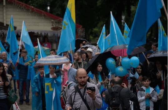 У Києві кримські татари розгорнули найбільший в Україні прапор: опубліковані фото