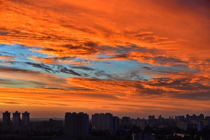 Невероятный закат в Киеве взорвал соцсети: фоторепортаж