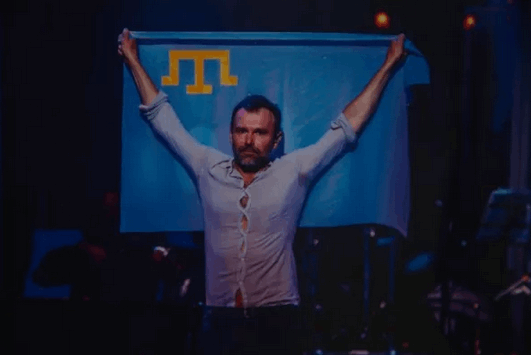 У Києві кримські татари розгорнули найбільший в Україні прапор: опубліковані фото