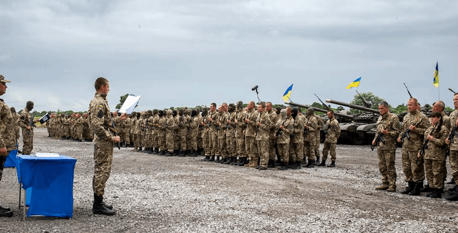Бойцы батальона"Донбасс Украина" приняли присягу в День Конституции: опубликованы эффектные фото