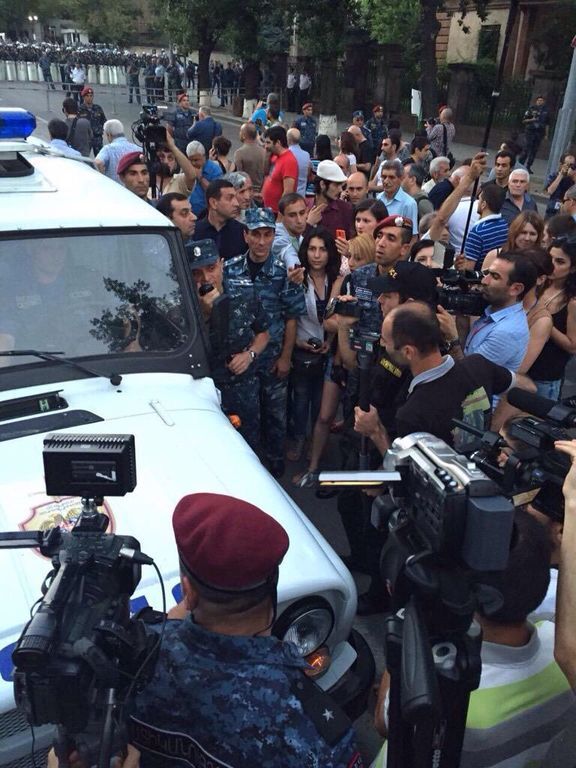 Майдан в Єревані: поліція під оплески відступила. Онлайн-трансляція