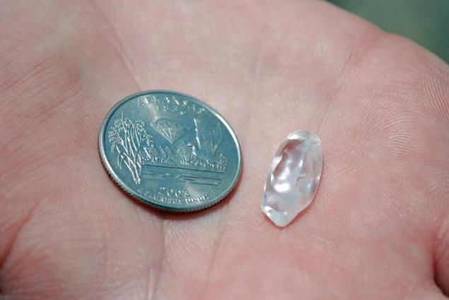Женщина нашла в американском парке огромный алмаз: фотофакт