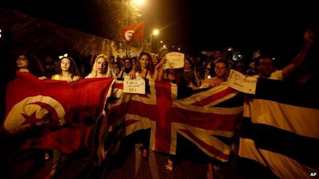 Тунис погрузился в скорбь: горы цветов и марш против террора. Фоторепортаж