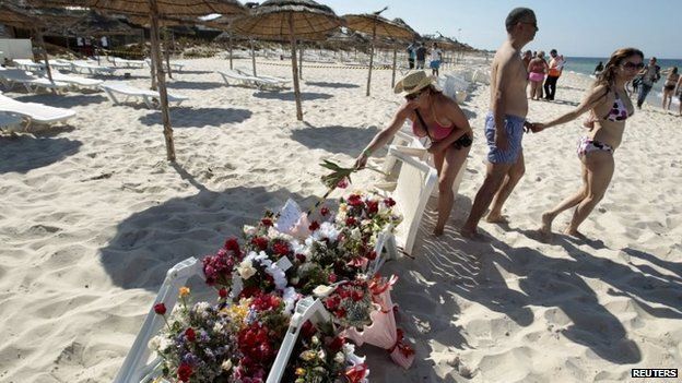 Тунис погрузился в скорбь: горы цветов и марш против террора. Фоторепортаж