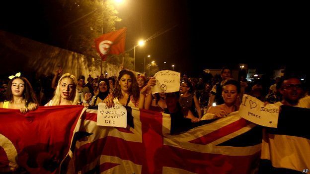 Туніс занурився в скорботу: гори квітів і марш проти терору. Фоторепортаж