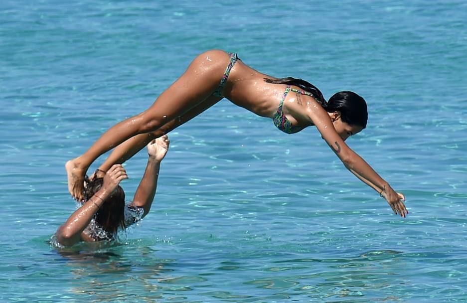 Итальянский футболист ярко развлекается в воде со своей подругой: эффектные фото