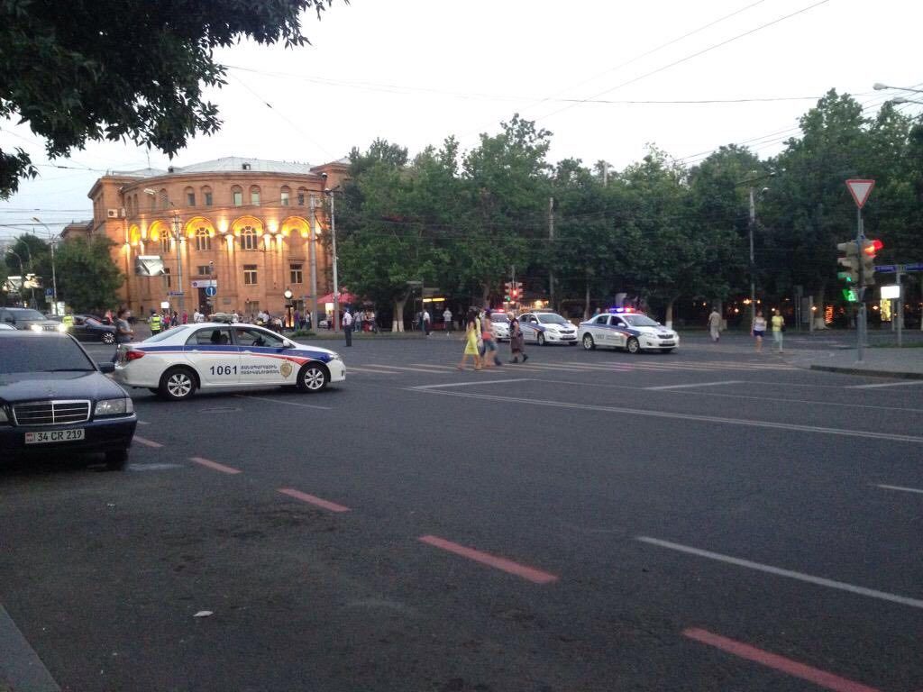 Майдан в Єревані: поліція під оплески відступила. Онлайн-трансляція
