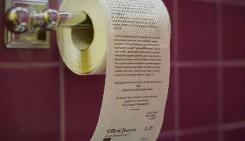 В России выпустили туалетную бумагу с текстом санкций ЕС: фотофакт
