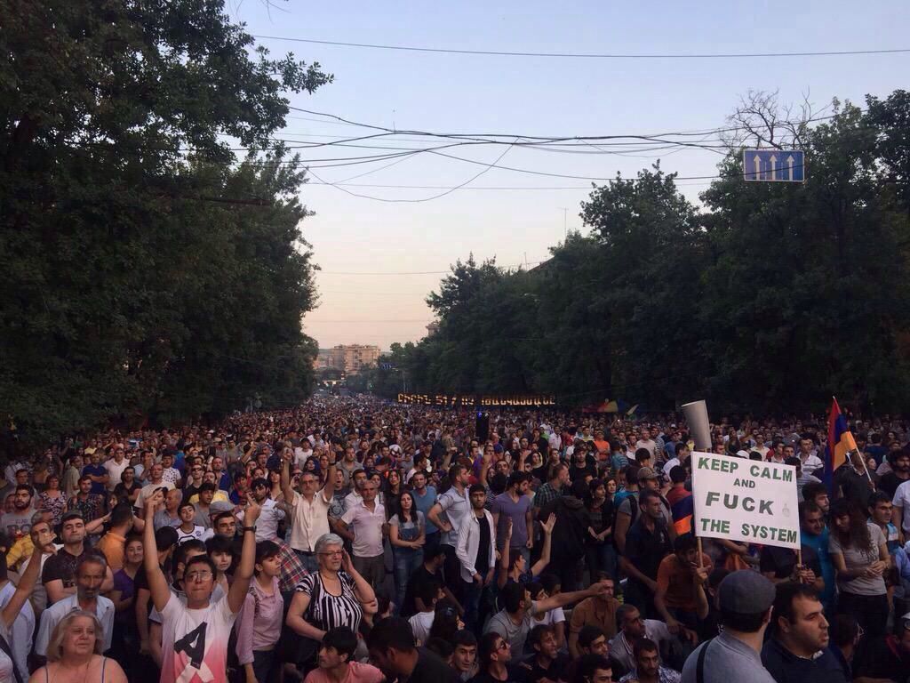 Майдан в Ереване: на площади потушили свет. Онлайн-трансляция