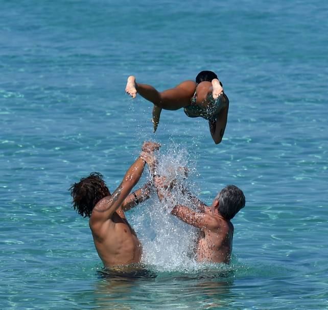 Італійський футболіст яскраво розважається у воді зі своєю подругою: ефектні фото