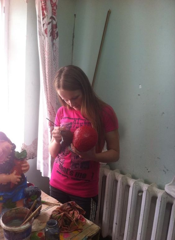 У Кримському серед руїн дві дівчини "розмалювали" війну: фотофакт