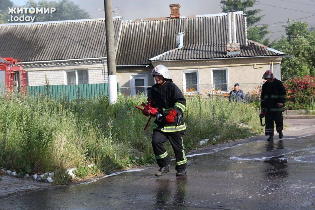 У Житомирі горів розважальний комплекс: опубліковано фото і відео