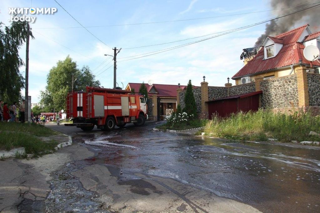 У Житомирі горів розважальний комплекс: опубліковано фото і відео