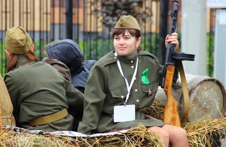 У російському Брянську по вулицях провели "полонених фашистів". Фотофакт