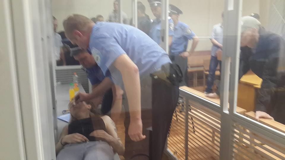 Активистка "Айдара", перегрызшая себе вены, упала в обморок от приговора: фото и видеофакт