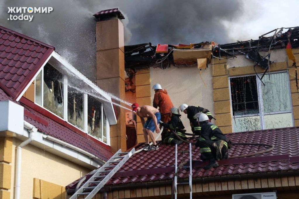 У Житомирі горів розважальний комплекс: опубліковано фото і відео