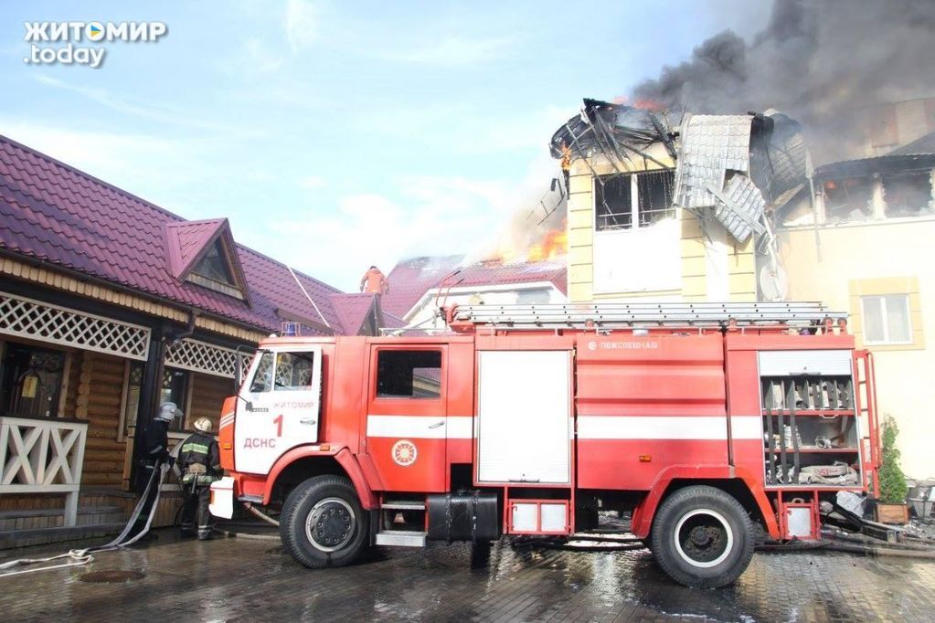 У Житомирі горів розважальний комплекс: опубліковано фото і відео