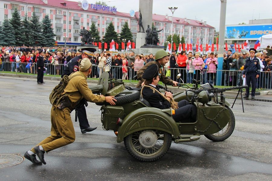 В российском Брянске по улицам провели "пленных фашистов". Фотофакт