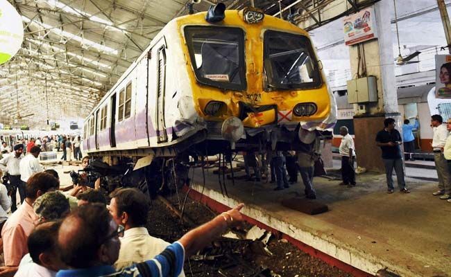 В Индии пассажирский поезд взлетел в воздух. Фото и видеофакт