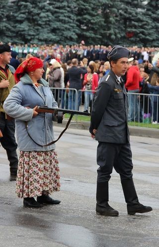 В российском Брянске по улицам провели "пленных фашистов". Фотофакт