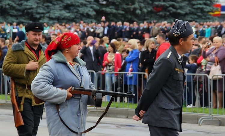 У російському Брянську по вулицях провели "полонених фашистів". Фотофакт